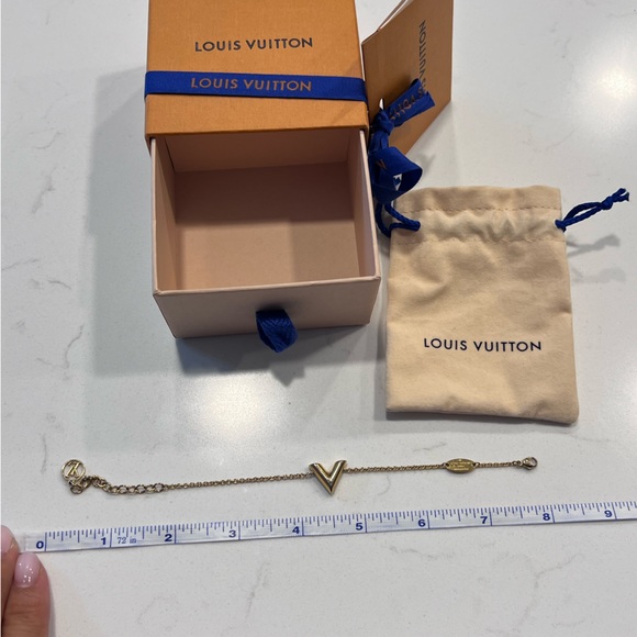 Louis Vuitton essential V bracelet - Picture 6 of 13